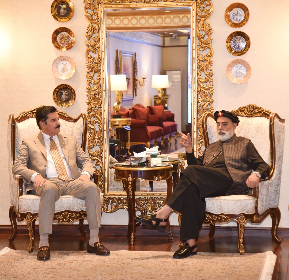 اسلام آباد: گورنر خیبرپختونخوا فیصل کریم کنڈی کی سابق وفاقی وزیر سینیٹر محمد طلحہ محمود سے ان کی رہائش گاہ پر ملاقات، باہمی دلچسپی کے امور پر تبادلہ خیال
اس موقع پر ایمبیسیڈر ایٹ لارج محمد مصطفی بن طلحہ، حافظ فرمان ودیگرموجود
📌 Follow on WhatsApp Channel
whatsapp.com/channel/0029Va…