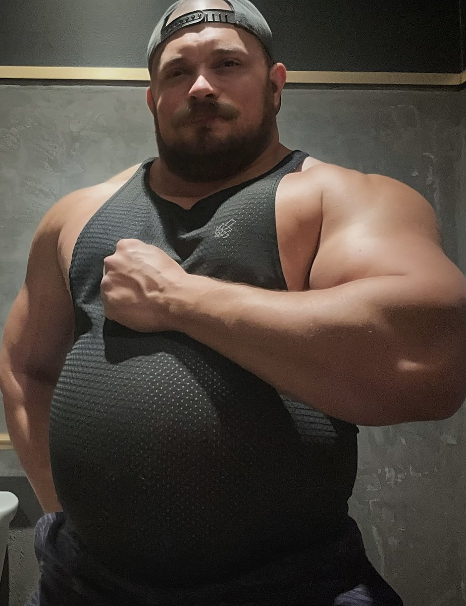 Could use a rub down💪🏼, where you starting? 😏

#beefymen #musclebear