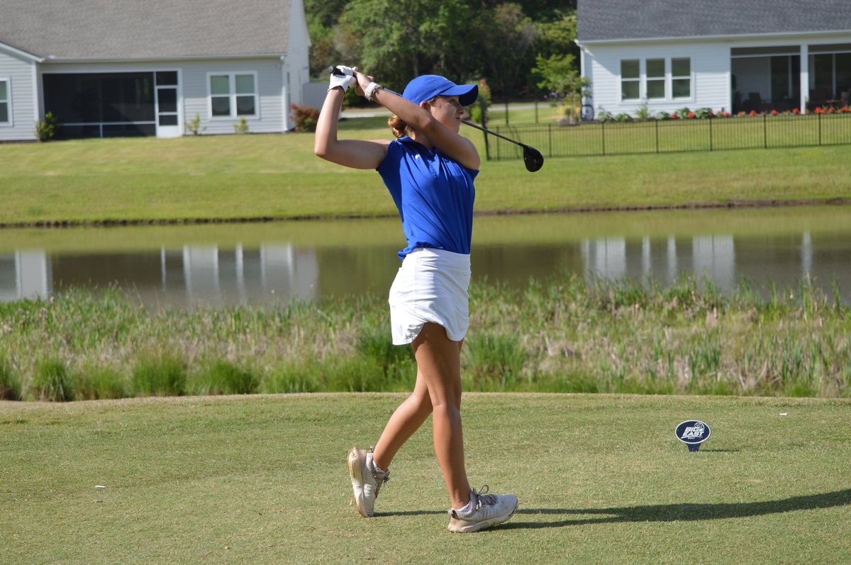 SHUWGolf's tweet image. Marta Aguilar has parred the last four holes, but Xavierβs Emma Welch has been making birdies. The lead is three strokes for Welch with two holes left for Aguilar.
Xavier, however, is five holes behind.
#HALLin β³οΈπ΄ββ οΈπ΅βͺοΈ