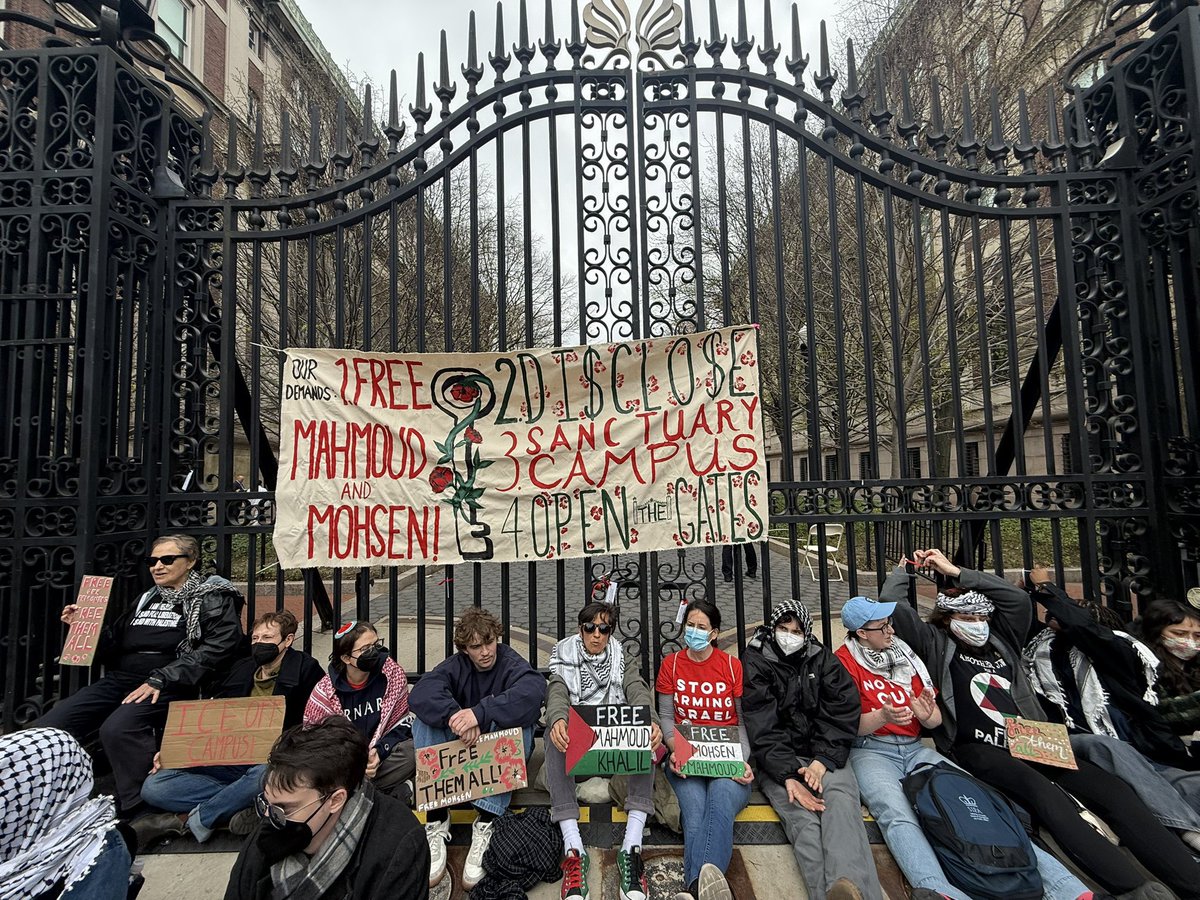 COLUMBIA UNIVERSITY: Students and alumni have chained themselves to the gates of the university, demanding that the administration act to protect its current and former students, including Mahmoud Khalil and Mohsen Mahdawi.

Story via <a href="/DropSiteNews/">Drop Site</a>. More to follow