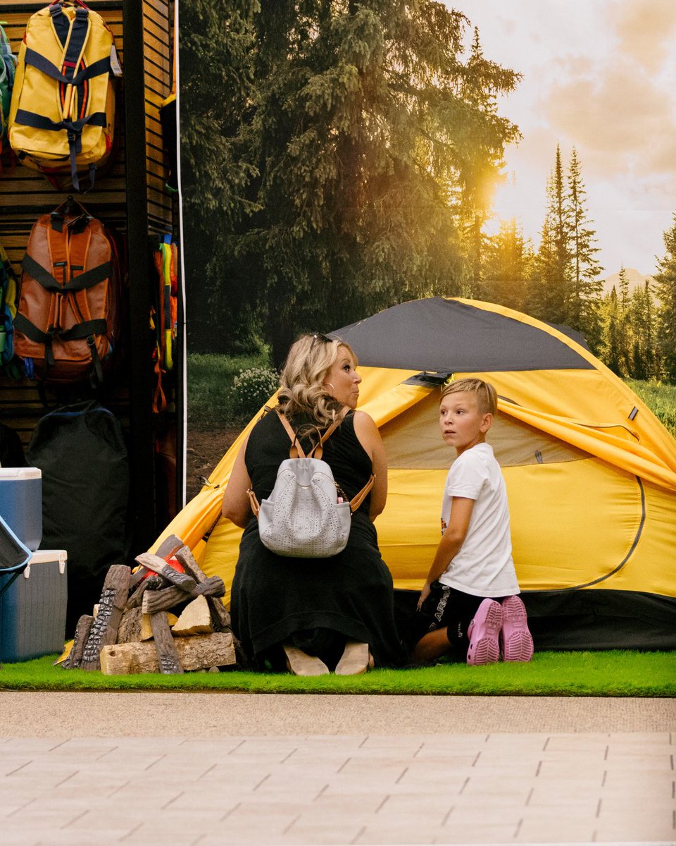 RandomActs_TV's tweet image. When shoppers heard someone was stuck in a tent display, they didn’t hesitate to jump in and help. ⛺️💪 It was teamwork at its finest—and it made for some very happy campers! 😄 #RandomActs #KindnessInAction #PayItForward #RandomActsOfKindness