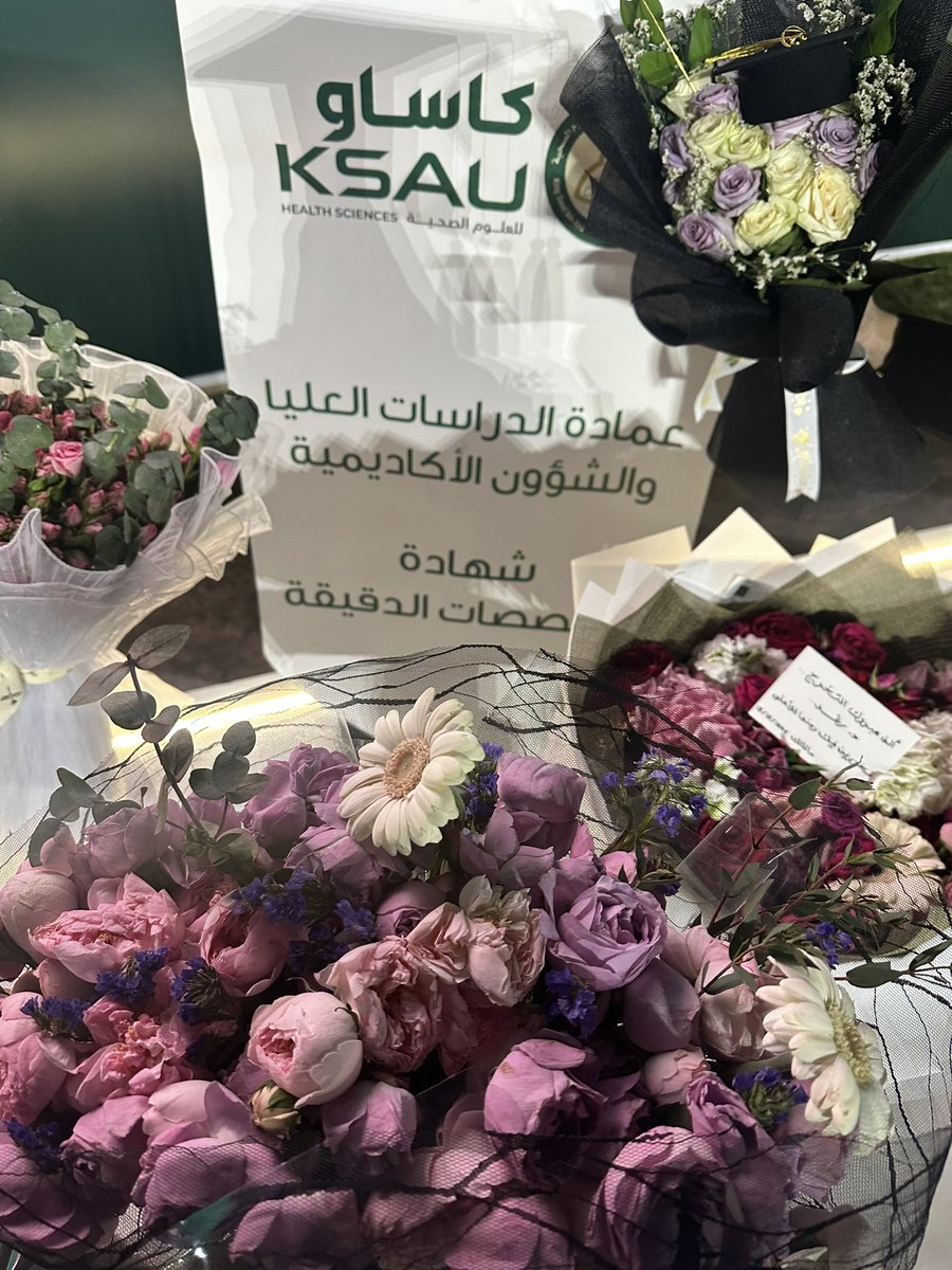 RaghadMH_'s tweet image. (وَكَانَ فَضْلُ اللَّهِ عَلَيْكَ عَظِيمًا)
حفل تخرجي من تخصص طب الأمراض الجلدية  
يارب بشرنا بالنجاح، وتمم فرحتنا على خير🎓🤍