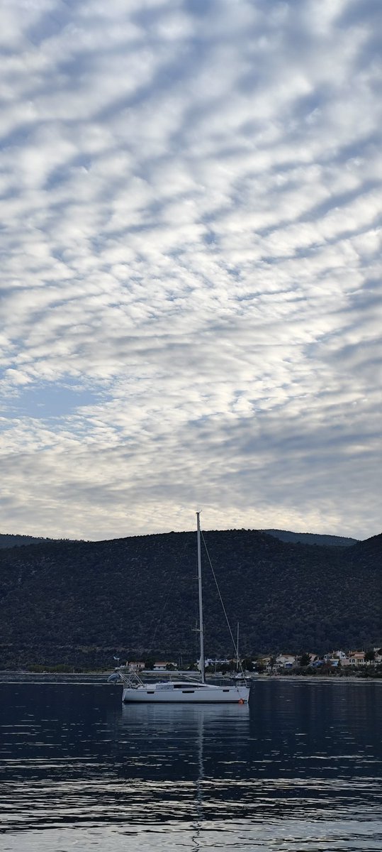 Τα μάτια που δεν βολεύτηκαν σε μετριότητες θα τα καταλάβεις εύκολα στις συννεφιές γιατί κοιτάνε πάντα κατάματα την αντηλιά...

                      Καλό βράδυ ❤️