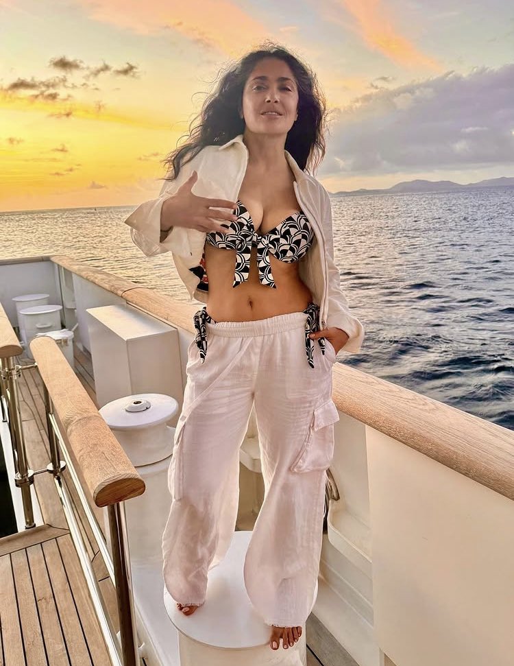 Salma Hayek es una de las principales exponentes del estilo para los días de calor.

A bordo de un yate y bajo el cálido resplandor del atardecer, la actriz mexicana lució un conjunto cuyo eje central de su atuendo son unos pantalones cargo blancos en tejido vaporoso.