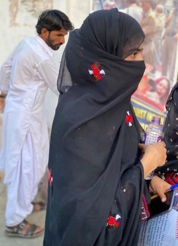GHANIBALOCH_'s tweet photo. بلوچ قوم فیصلہ کرچکی ہے کہ ہم لکھتے رہیں گے، بولتے رہیں گے اس سچائی کی جدوجہد کو ریاستی زر خرید سپاہی شکست نہیں دے سکتے۔ ان کے پاس صرف دولت کی لالچ ہے، ہمارے پاس نظریہ اور سچے جذبات کی طاقت ہے۔۔۔۔
رہشون Dr...... 
@SabihaBaloch_ https://t.co/KdpMTHvcTi