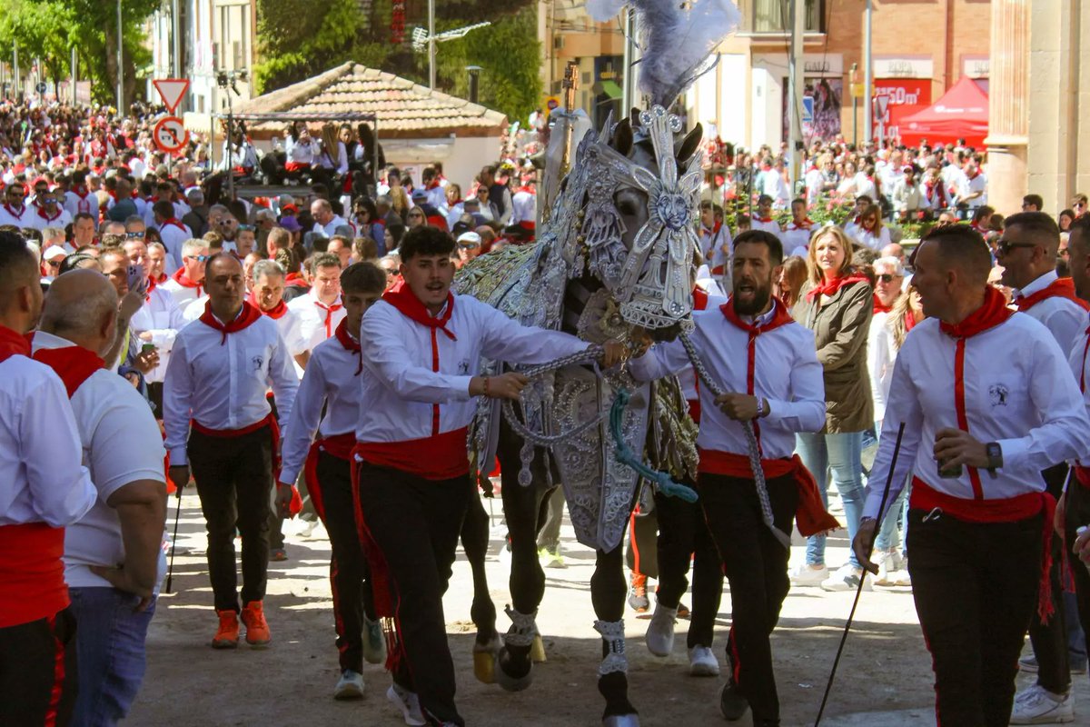 🤔 ¿Lunes de Pascua? Para nosotros hoy es lunes de Tertulias...  

🐴 Sacamos nuestras mejores galas para hablar del enjaezamiento, con los 5 primeros del año pasado  

📺 A las 20:00, donde siempre

#TertuliasFesteras