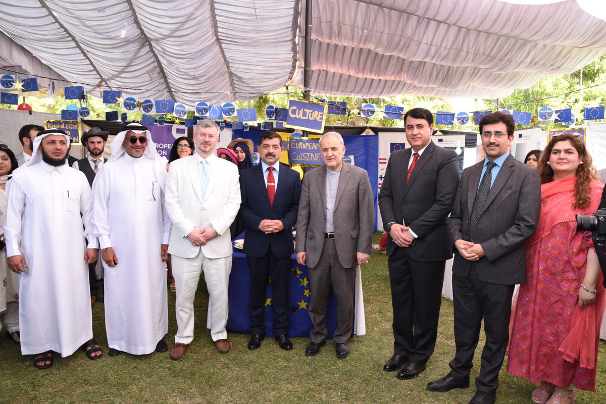 JMC_NUML's tweet image. Rector NUML along with dignitaries visited the EU Cultural Booth following the inaugural ceremony of NUML Spring Festival on 21st August 2025.