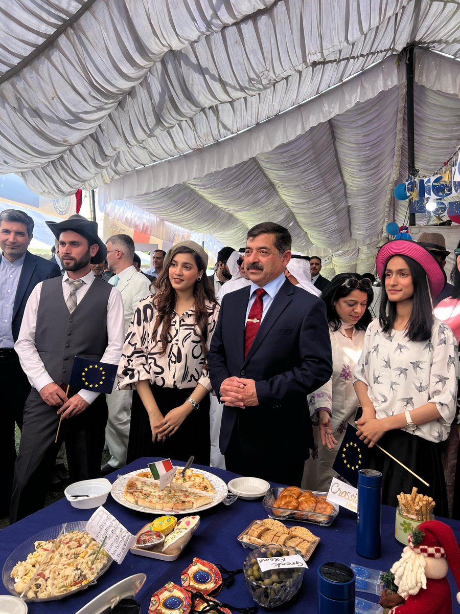 JMC_NUML's tweet image. Rector NUML along with dignitaries visited the EU Cultural Booth following the inaugural ceremony of NUML Spring Festival on 21st August 2025.