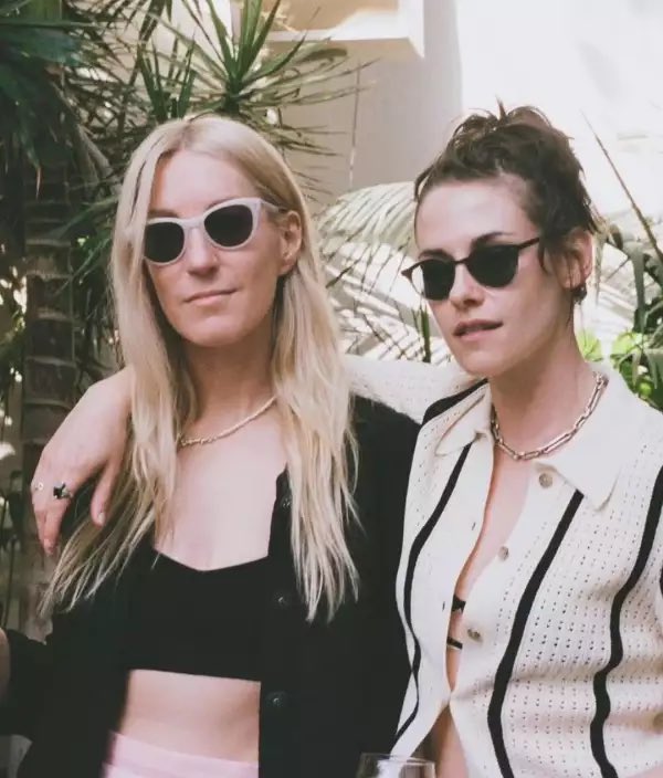 Kristen Stewart y Dylan Meyer están oficialmente casadas.

El sitio de noticias TMZ informó que la actriz de Crepúsculo y la guionista se dijeron el famoso ‘Sí acepto’ en una boda íntima en su casa de Los Ángeles.