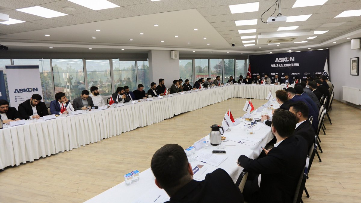 Genç ASKON olarak Genel Merkez Yönetim Kurulu olağan toplantımızı gerçekleştirdik. 

Yeni döneme dair projelerimizi, önceliklerimizi ve gençliğe yönelik atacağımız adımları istişare ettik.

Durmadan, devam! 🤝🏻🇹🇷