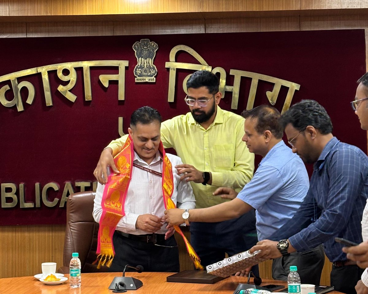 IIS_SGB's tweet photo. The probationers had an interactive session with Shri Rajeev Kumar Jain, Director General (In-Charge), @DPD_India, who shared his perspectives on the publishing industry and the role of the Publications Division. #IISTraining https://t.co/lP49kri59r