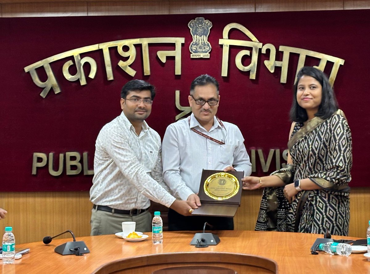 IIS_SGB's tweet photo. The probationers had an interactive session with Shri Rajeev Kumar Jain, Director General (In-Charge), @DPD_India, who shared his perspectives on the publishing industry and the role of the Publications Division. #IISTraining https://t.co/lP49kri59r