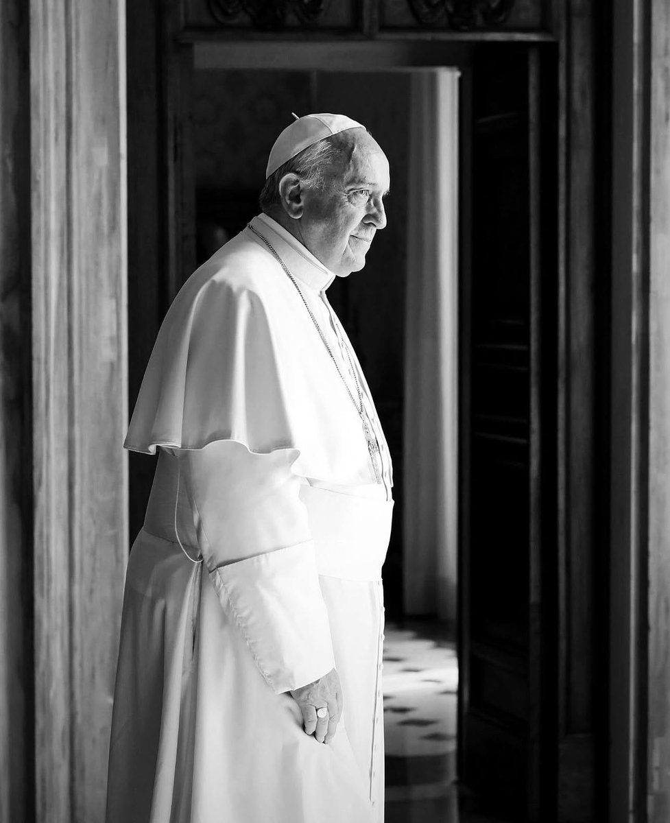 Bergoglio fue lo más cercano a la representación de Jesús en la tierra: el Papa de los no creyentes y los marginados. El que quiso revolucionar la iglesia con dignidad y amor. 🫀💌☁️