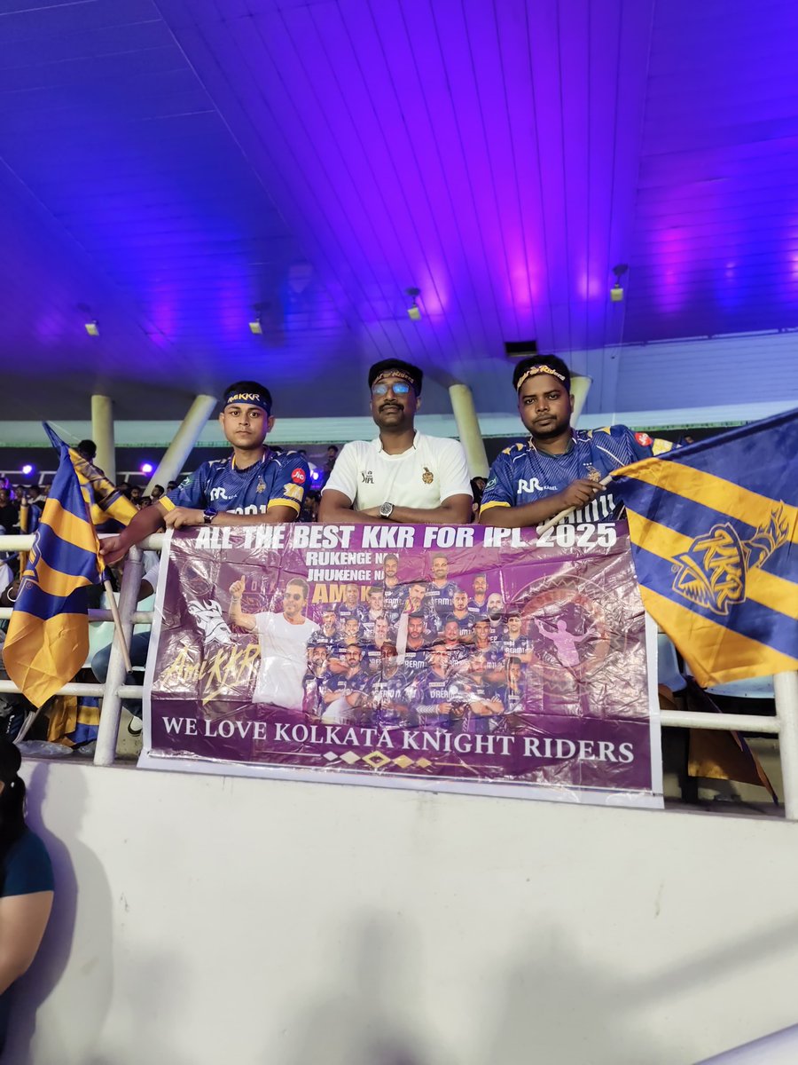 SRKCHENNAIFC's tweet photo. Our team members travelled from Katwa Burdwan to Eden Gardens to support our Knights and cheer out loud Ami KKR…💜

KORBO LORBO JEETBO 🔥

#GTvsKKR #KKRvsGT #KKR

@kkriders @bindadey https://t.co/IMUKqdYcTH