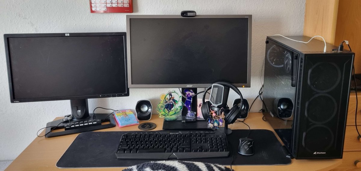 kuriou_senpai's tweet photo. mein zweiter Bildschirm ist endlich da (Links) fehlt nur noch das Kabel vom PC zum Bildschirm was fehlt da Stromkabel schon vorhanden ist nur das Verbindungskabel eben noch nicht zwischen PC &amp; Bildschirm.🥰

#GERVtuber #GamingSetUp #VTuber #DeutscheVTuber #Boyslove #VTuberGermany https://t.co/JRd4LgeyBx