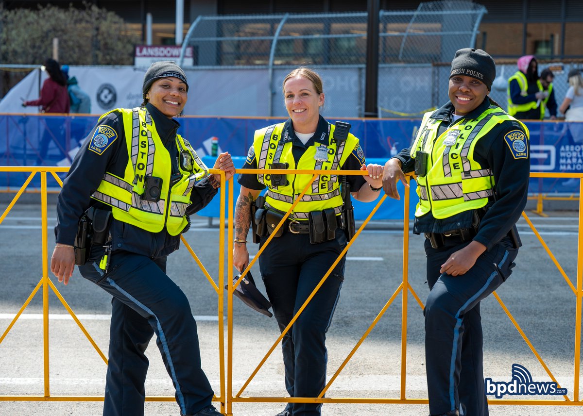 bostonpolice's tweet image. Thank you to our officers, first responders, and all who helped make Marathon Weekend a safe and successful one! From the sea of yellow vests to plainclothes units, BPD was proud to be part of it. See you next Patriots Day! #BostonMarathon 🏃‍♂️🚓