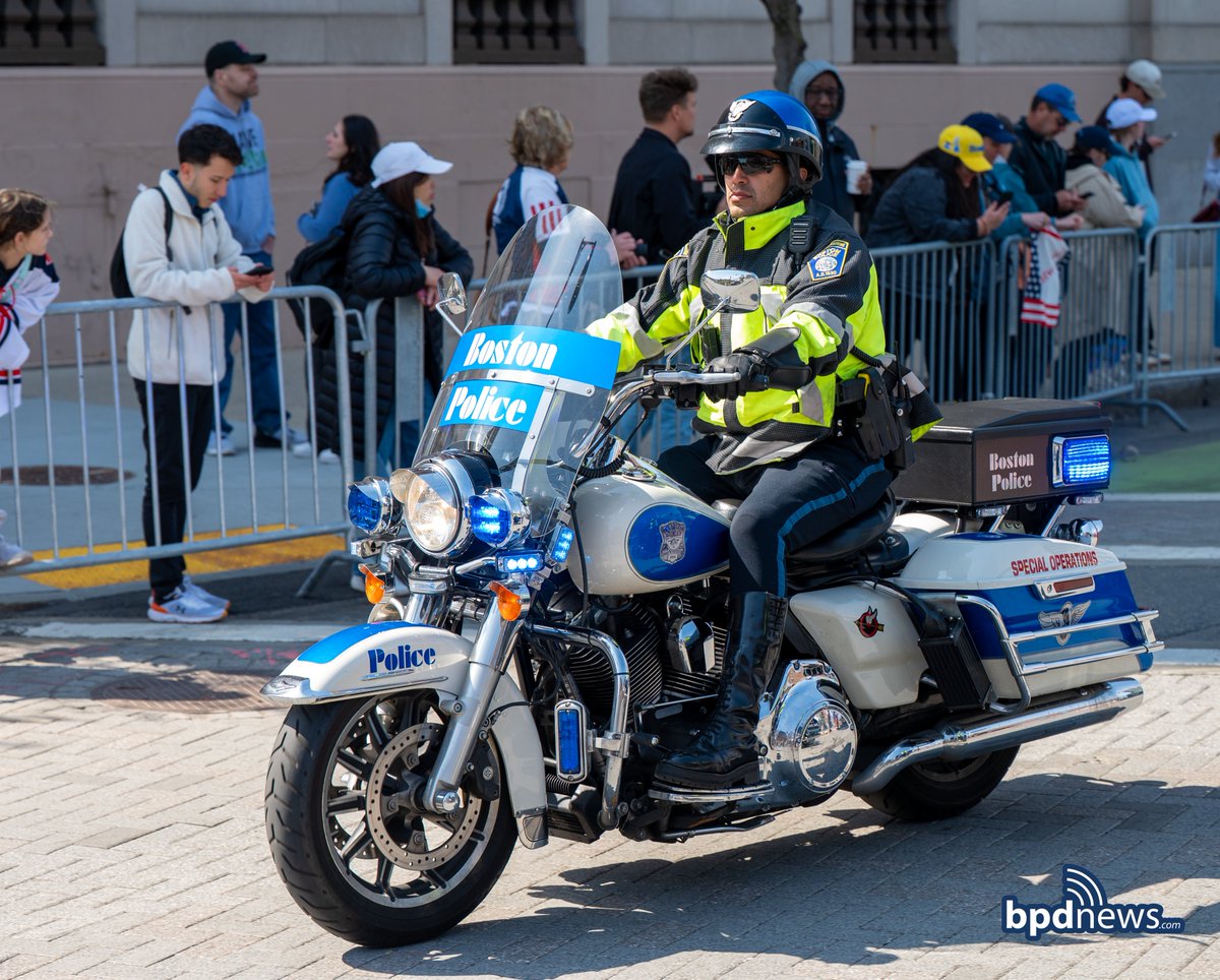 bostonpolice's tweet image. Thank you to our officers, first responders, and all who helped make Marathon Weekend a safe and successful one! From the sea of yellow vests to plainclothes units, BPD was proud to be part of it. See you next Patriots Day! #BostonMarathon 🏃‍♂️🚓