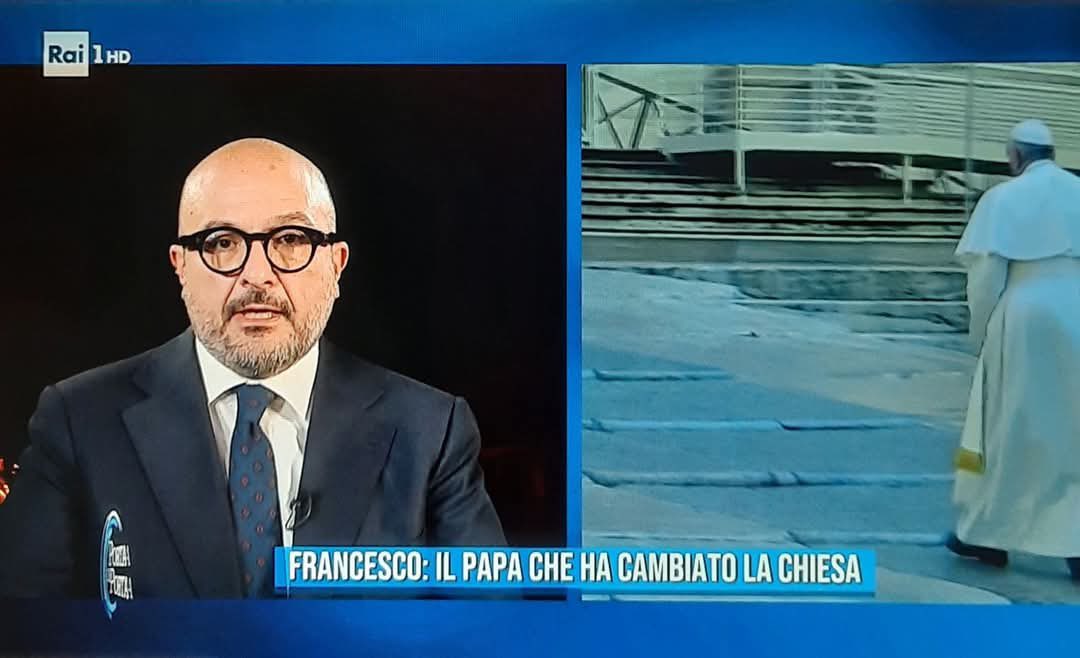 Chiedono a Sangiuliano se Macron andrà ai funerali del Papa e lui risponde: “Ho controllato le agenzie e i siti, ancora non si sa”. 
Possibile che il nuovo corrispondente rai da Parigi non abbia una fonte all’Eliseo?