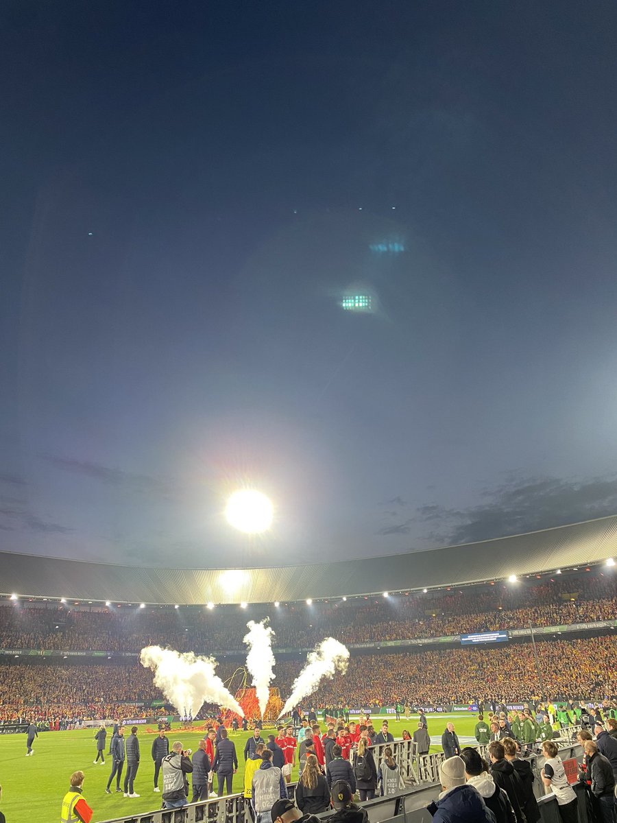 CasperDGS's tweet image. Bekerfinale bezocht. Slecht voetbal maar een heerlijk sfeertje met fraaie doeken en pyro!