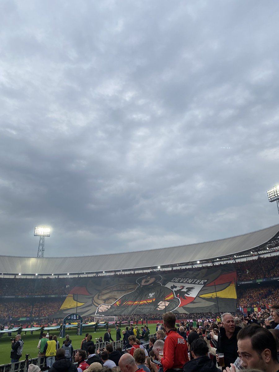 CasperDGS's tweet image. Bekerfinale bezocht. Slecht voetbal maar een heerlijk sfeertje met fraaie doeken en pyro!