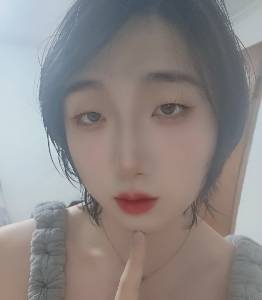 johnsenbil's tweet photo. 후질근하게 집에있을땐 잡티만 가리고 립만발라도 이뻐보이더라...
특히... 갓 샤워후 //><//
#비가오는날에 #비오는날 #시디 #crossdresser #pansexual #nonbinary #polyamor #showerdress #셀카 #selfpic https://t.co/1lJKIsKB6e