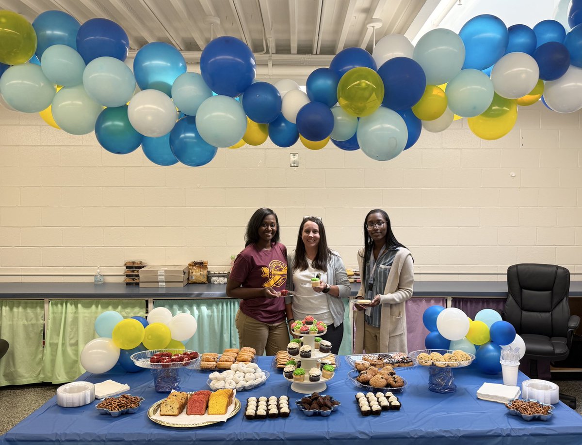MrsQJackson's tweet photo. Day 1 of Teacher Appreciation Week @OrrsElementary 🍎✏️🎉Teachers received their First Class Essentials Swag Bags with their fav things 🛍️ &amp; came to the Sky High Sweets Bar🍩🍭🍰🧁🍪✈️!  Major S/O to the WINNERS of our Trivia Contests🏆 #ThankYouTeachers #extraORRdinary https://t.co/iHfJlA7cTf