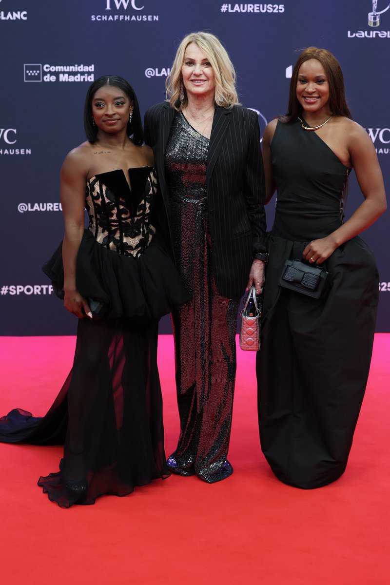 ¿Pueden cargar la foto? ¡Exceso de calidad! 🔝👑

Simone Biles 🌟 Nadia Comaneci 🌟 Rebeca Andrade

¡26 medallas olímpicas en una imagen! 🏅🤸‍♀️

#JuegosOlímpicos #Laureus25 I <a href="/LaureusSport/">Laureus</a>