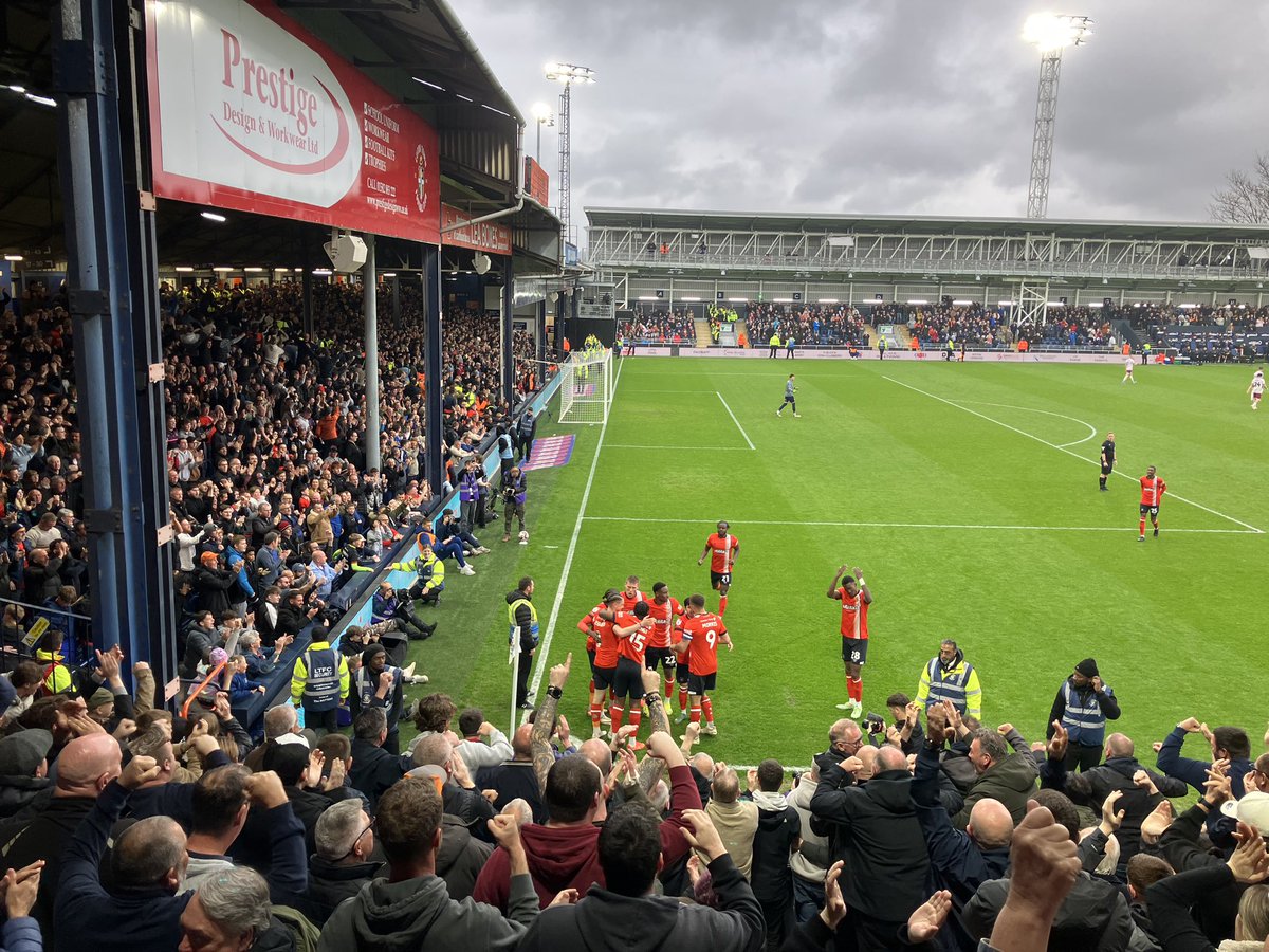MichielGroot74's tweet photo. Dan de wedstrijd. Die moest gewonnen worden. Het is ongemeen spannend in de strijd om degradatie. En winnen dat deden ze. En fraai ook! “You should come more often, we’ll buy you tickets” 😁 #lutbri 3-1 #thehatters #groundhopping #lutontown https://t.co/CWQVy1ReIM
