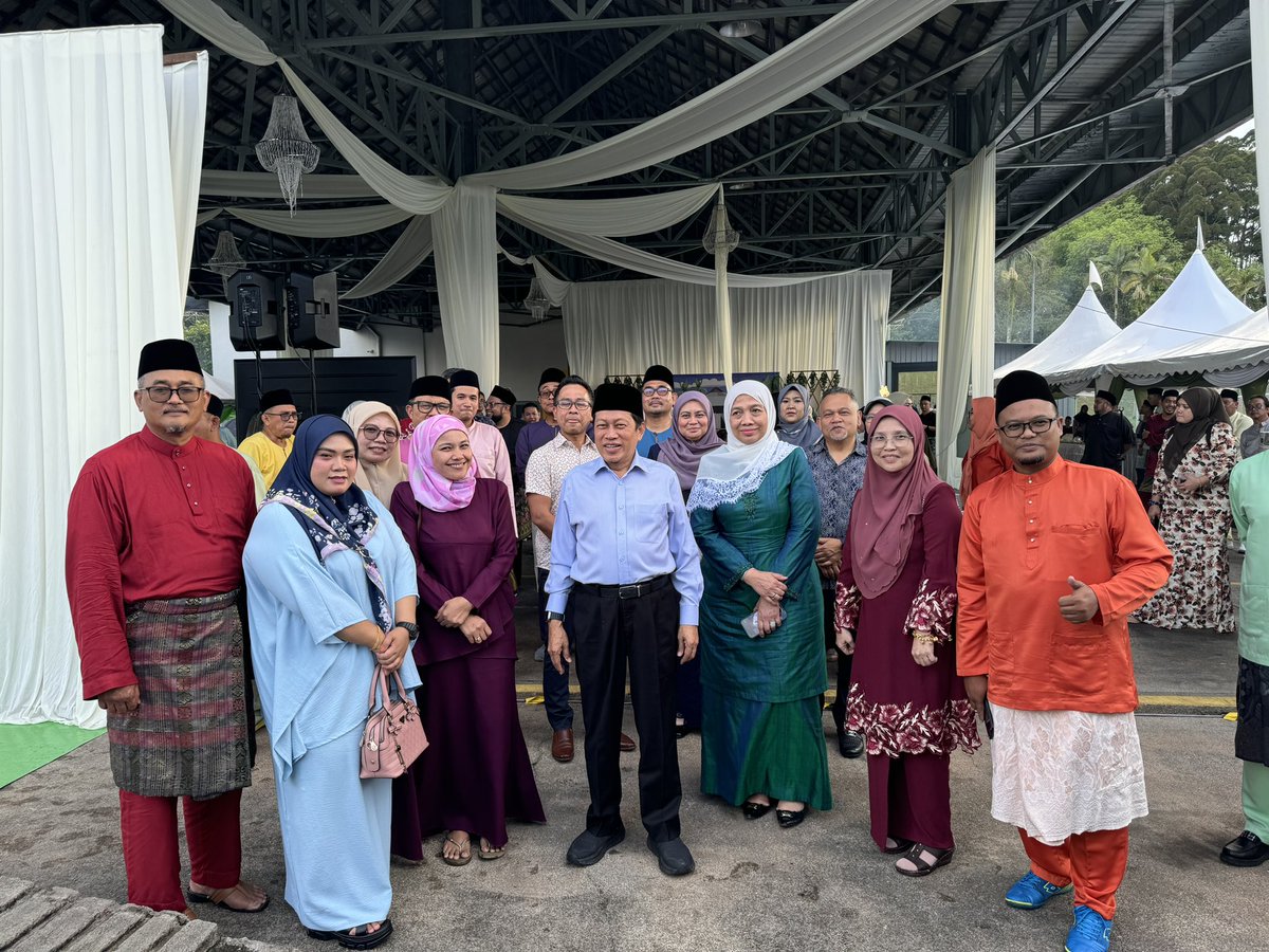 ahmadmaslan's tweet image. Sambutan #Aidilfitri #PLUS cawangan Selatan di #YongPeng Utara smlm petang. Bersama CEO, COO, CFO, CPO dll RM, SM serta staf. 

Saya bersama D Fauzi, Hj Jamal, Midy, Hakim, Hj Rahim dll hadir meraikan. Ada persembahan menarik (lawan ikat samping berbunga), juadah enak &amp;amp; nyanyian.
