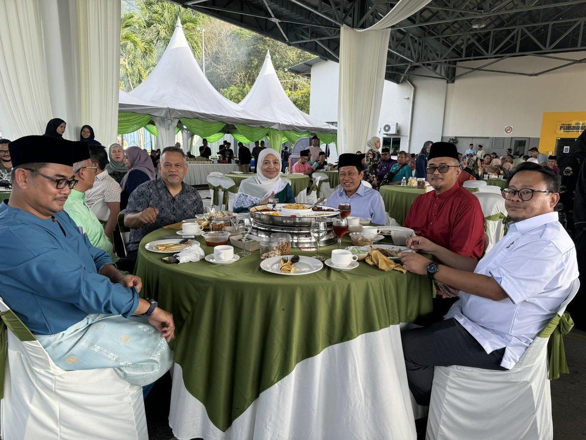ahmadmaslan's tweet image. Sambutan #Aidilfitri #PLUS cawangan Selatan di #YongPeng Utara smlm petang. Bersama CEO, COO, CFO, CPO dll RM, SM serta staf. 

Saya bersama D Fauzi, Hj Jamal, Midy, Hakim, Hj Rahim dll hadir meraikan. Ada persembahan menarik (lawan ikat samping berbunga), juadah enak &amp;amp; nyanyian.
