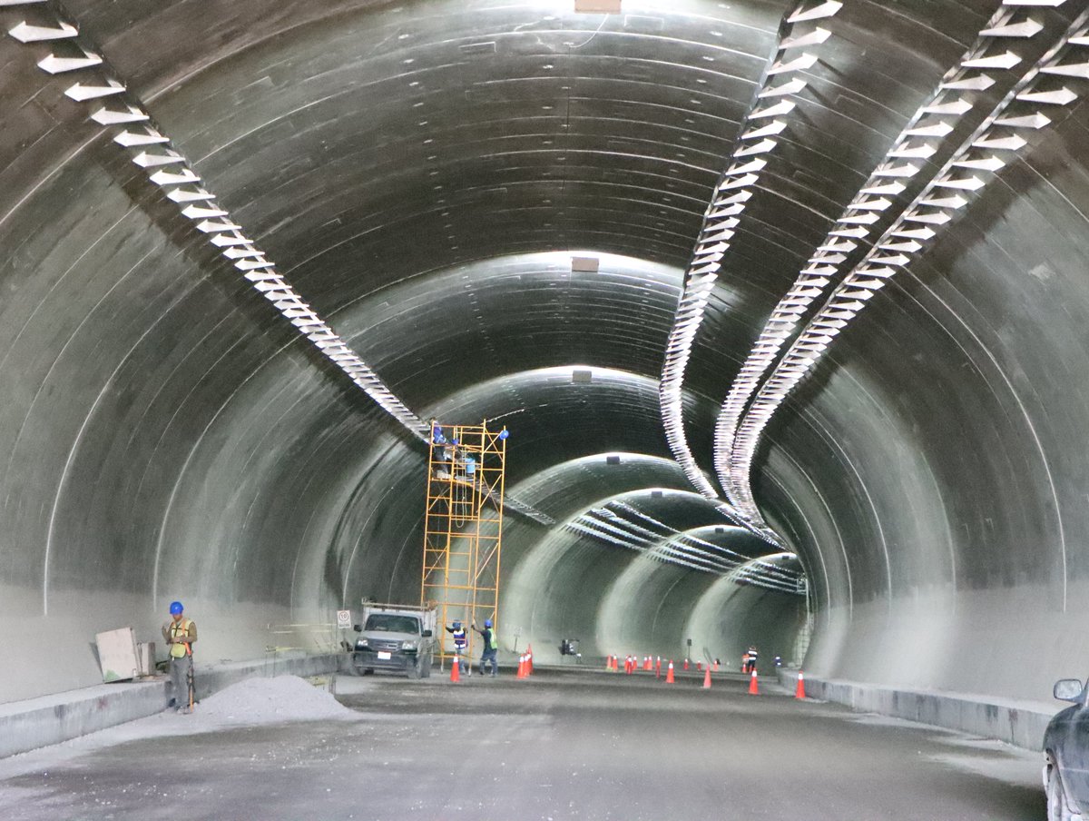 Avanzamos con paso firme en la Carretera Mante – Ocampo – Tula. Actualmente, se construyen muros de contención al inicio y final del túnel, en el tramo donde cruzará la carretera. Estas estructuras son clave para prevenir deslizamientos del terreno y asegurar la estabilidad.