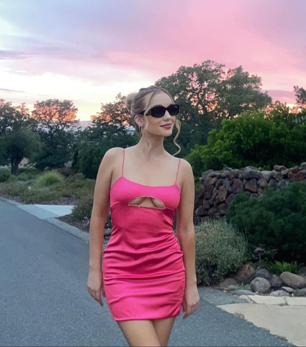 Serving sunset vibes and hot pink energy 💖✨ Walking into golden hour like I own it. #SlayModeOn
 #SunsetGlow #HotPinkVibes #GoldenHourMagic #OOTD #StyleQueen #WeekendMood #ConfidenceIsKey #SummerStyle