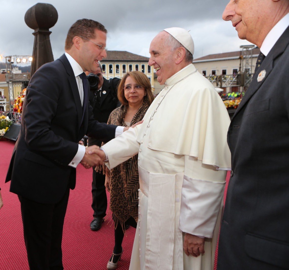 Hoy despedimos con profundo pesar a un líder excepcional, un pastor que con sabiduría y ternura llenó de espiritualidad a millones en el mundo. La visita del Papa Francisco a Quito en 2015 fue un gesto entrañable de afecto hacia nuestro pueblo, dejando una huella imborrable.