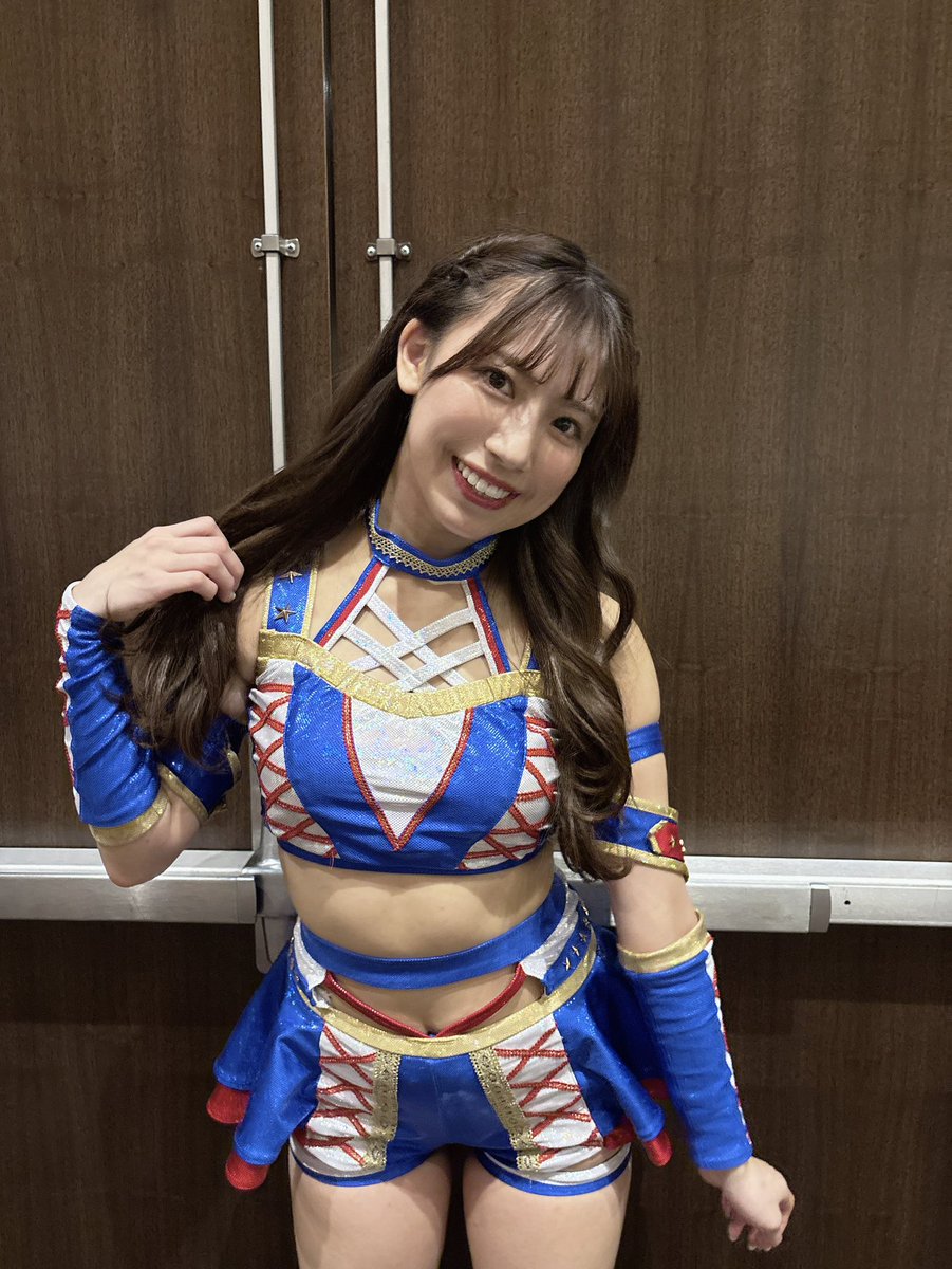 Yuki Arai presents a closer look of her new gear. She debuted this