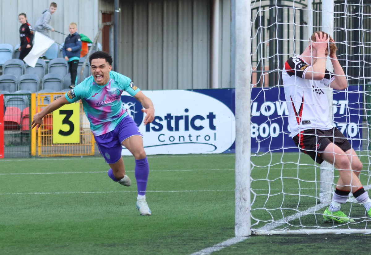 NWNewspix's tweet image. Harps sub Aaron McLaughlin scores the equaliser in the dying minutes of the game in Dundalk. #UTH