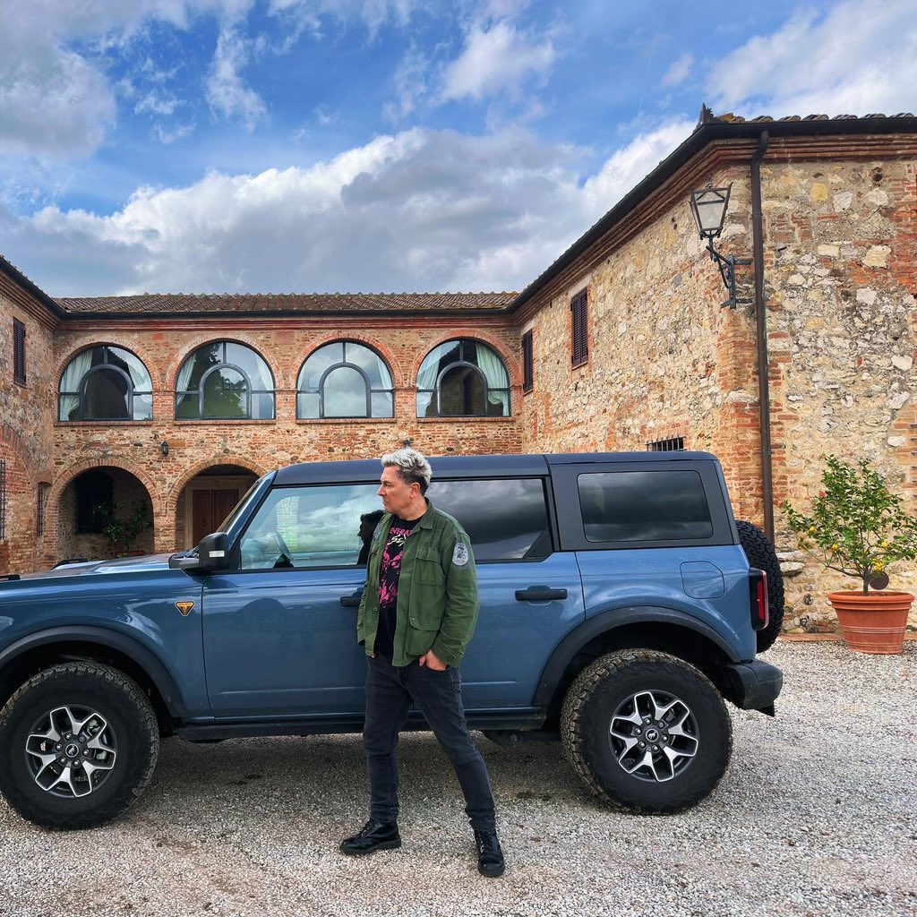 VIRGINRINGO's tweet photo. The right place , the right car! I love my Bronco🇺🇸 Badlands.. La Toscana vista così e’ pazzesca.. #Bronco #Fordbronco #4x4 #Badlands #American #car #Villaboscarello #Trequanda #Valdorcia #Cretesenesi #Tuscany @fordbroncofans @forditalia https://t.co/ZqAF9k77RG