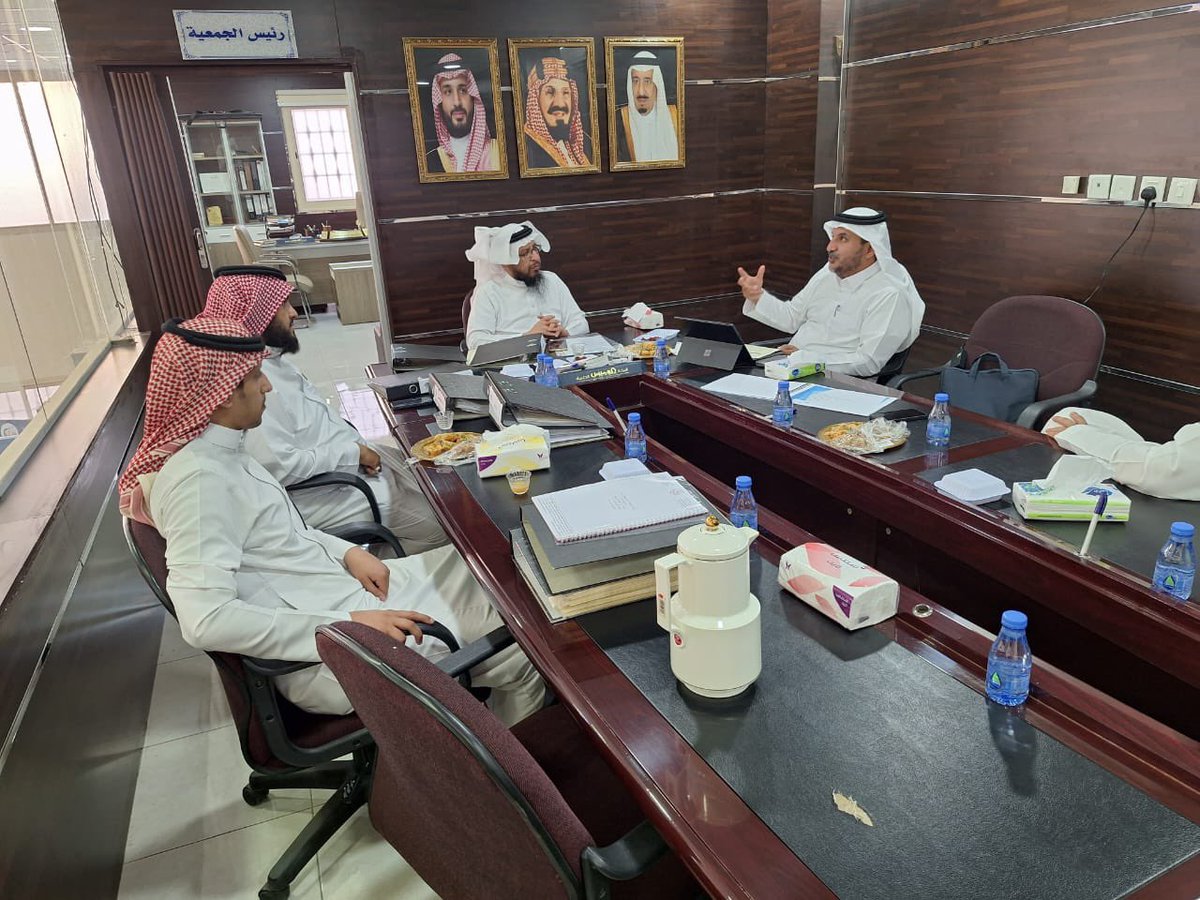 Ruf444's tweet photo. استقبل نائب رئيس الجمعية  
الشيخ : خالد أبومديني مساء اليوم في مقر الجمعية .
فريق تقييم القدرات المؤسسية من المركز الوطني لتنمية القطاع الغير ربحي .

حضر الاجتماع مدير الشؤون التعليمية 
أ: محمد ال مسفر 
ومدير العلاقات العامة
 أ: محمد ال مصلح 
والمحاسب المالي أ: ناصر ال ناحي 

ضمن مشروع تطوير الجمعيات.