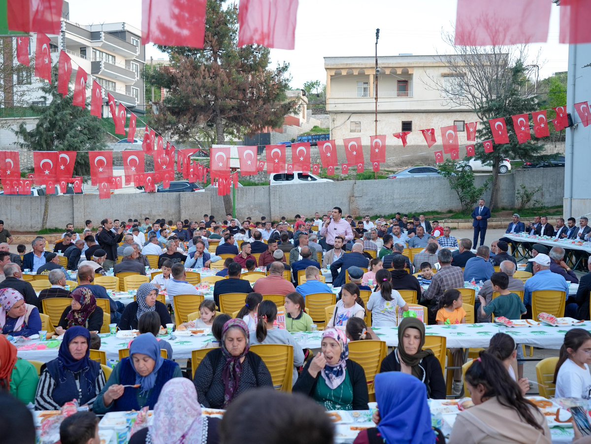Bugün İncesu Mahallemizde, komşu mahalle muhtarlarımız ve mahalle sakinlerimizle bir araya geldik. 
Hep birlikte aynı sofrayı paylaşarak mahallelerimizin ortak sorunlarını konuştuk, çözüm yolları üzerine fikir alışverişinde bulunduk. Mahallelerimizdeki dayanışmayı ve işbirliğini