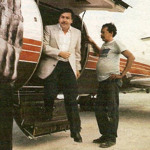 Polanco_IA's tweet photo. En 1989, tenían más dinero que ninguna otra empresa en la historia.

Cada semana llegaban 420 MILLONES De Dólares en billetes pequeños.

Pero se enfrentaban a un problema que ningún contrabandista podía resolver:

Esta es la historia NO CONTADA (Te impactará 😱)

El dinero desaparecía literalmente.⬇️