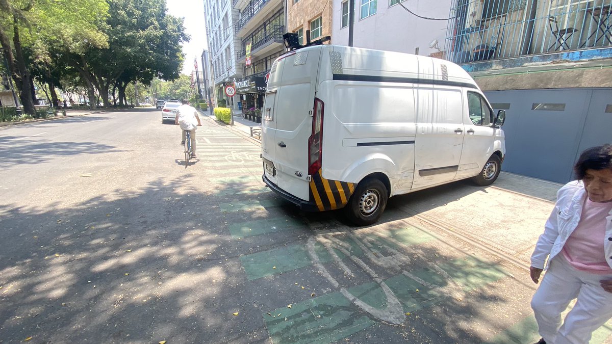 Álvaro Obregón 52 <a href="/LaRomaDF/">Colonia Roma 🚲</a> camioneta subida a la banqueta obstruyendo ciclovía <a href="/UCS_GCDMX/">Unidad de Contacto del Secretario SSC CDMX</a> <a href="/OVIALCDMX/">OVIAL_SSCCDMX</a> #tránsitocdmx