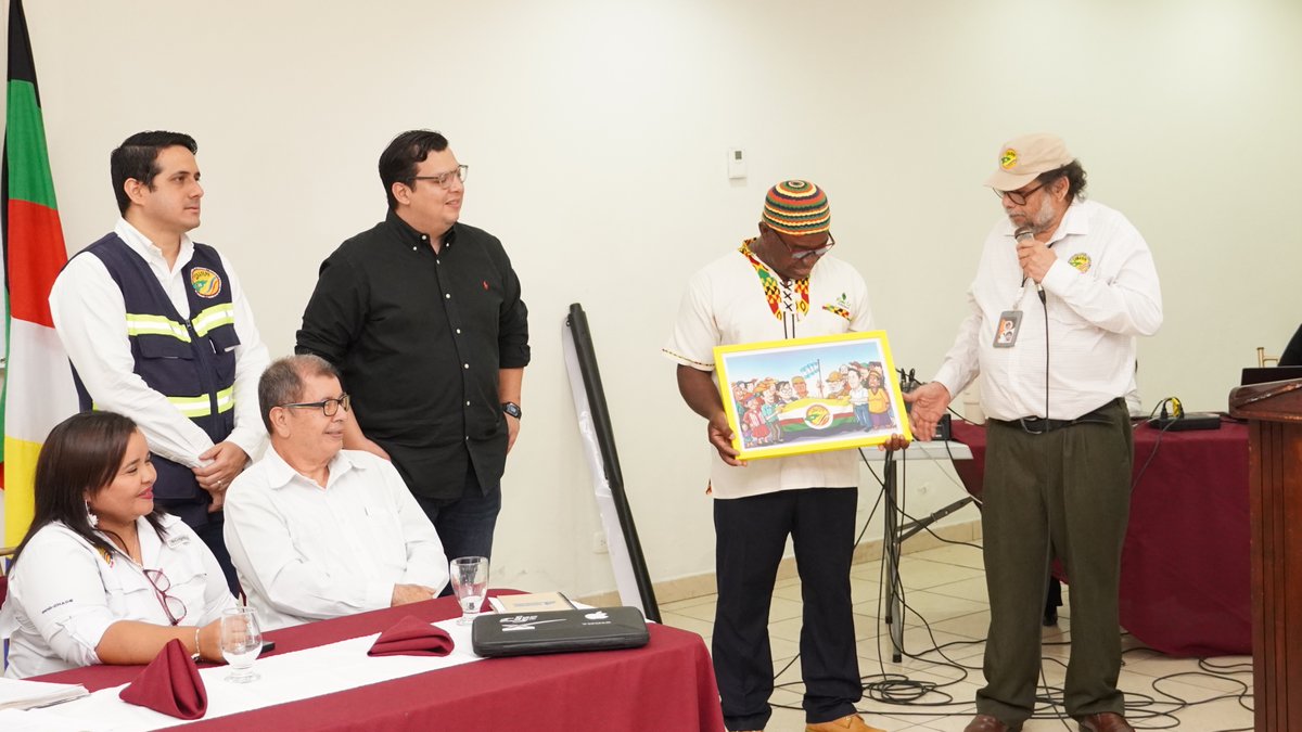 CONAFEPH celebra su XII Congreso "Humberto Castillo" en honor a un gran lider Garifuna y social de Honduras. Con la presencia de delegados de patronatos y federaciones a nivel nacional. 

Se ha culminado con la etapa de inauguración y se ha iniciado con la instalación del