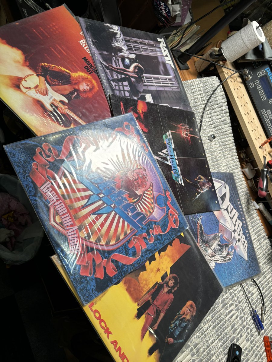 深夜のギターメンテ！
80sメタルなレコード見つけてちゃった
CDとの音質聴き比べて楽しんでる👍