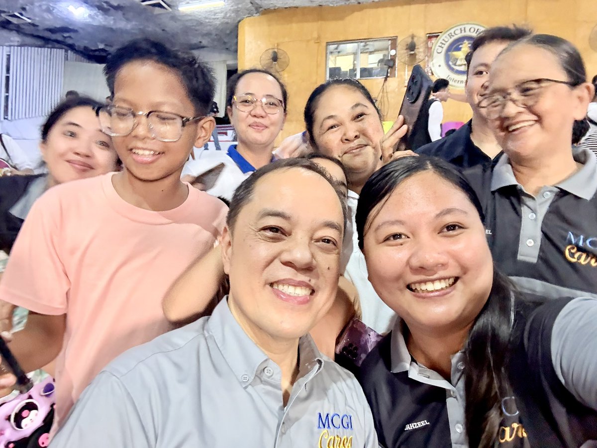 JahRightOneForG's tweet photo. At siyempre, with our SICs! Hahaha. 

Me: Pasingitin niyo na ako, at ako’y uuwi pa sa far far away. 🤣 

‘Yung asawa ko nauna na sa parking. 🤣 Antok na antok na ‘yarn? 🤣 https://t.co/QgMOMmEQxS
