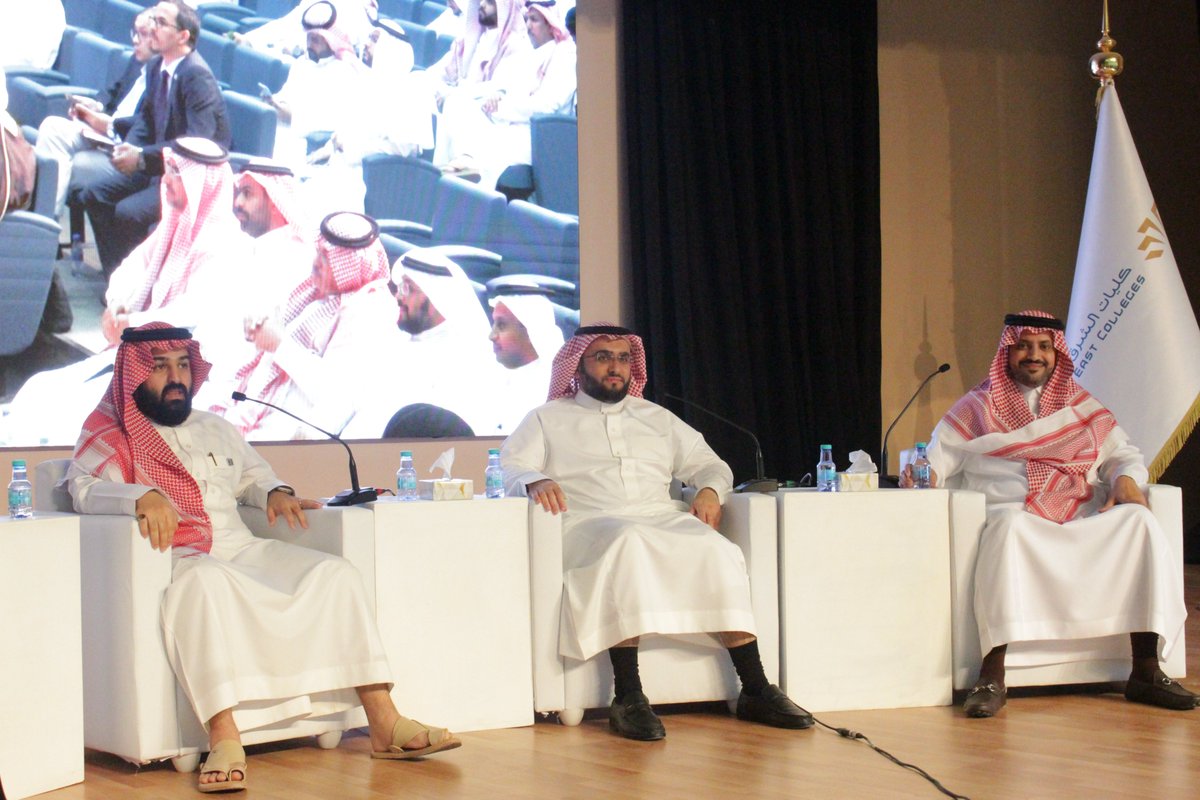 ArabEastCollege's tweet photo. الجلسة الثانية كانت بعنوان: الدراسة والواقع المهني، وأدارتها الدكتورة/ البندري الرشود .  
المتحدثون:  
أ. محمد بن سعد بن نامي. خريج الكلية - قسم إدارة الأعمال، مسار الإدارة المالية وإدارة المخاطر.  
أ. يوسف بن حسن مشنوي. خريج الكلية - قسم القانون الخاص. 
أ. خالد بن ماجد الدويش . خريج الكلية - قسم القانون الخاص.
