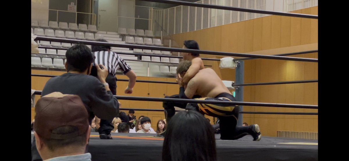 LhiannansheeM's tweet photo. 4月20日は提携してるプロレスラー団体酒井組組長「酒井博生」WEWチャンピオンの防衛戦🤼‍♂️ 47歳でデビュー✨️年齢関係なしに挑戦する男‼️守りました👏
チャンピオンベルトをかかえさせてもらってるRili.と酒井組組長と佐藤めぐみ選手と📸
 #プロレス #酒井組 #佐藤めぐみ #ひがしん春のビッグマッチ https://t.co/yA3rnVS49W