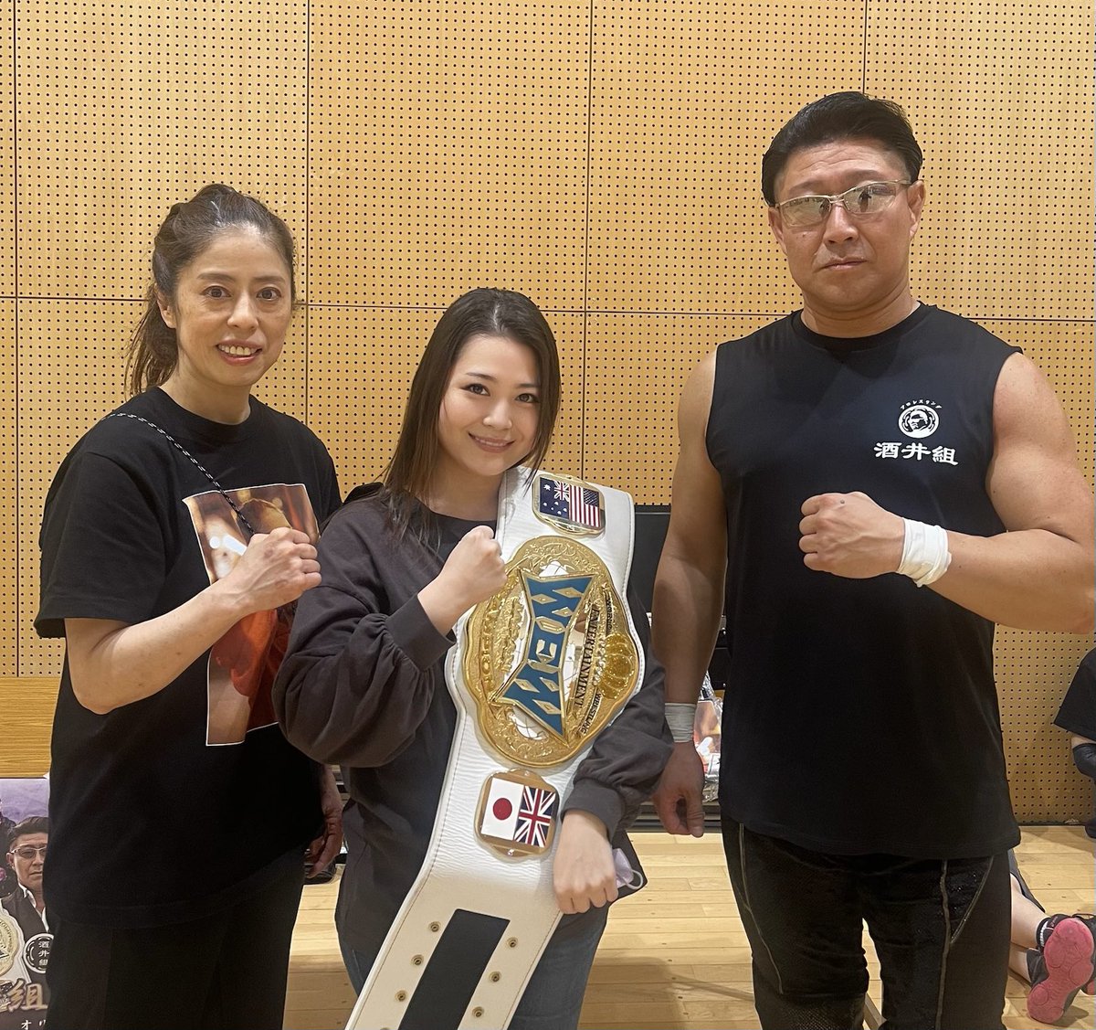 LhiannansheeM's tweet photo. 4月20日は提携してるプロレスラー団体酒井組組長「酒井博生」WEWチャンピオンの防衛戦🤼‍♂️ 47歳でデビュー✨️年齢関係なしに挑戦する男‼️守りました👏
チャンピオンベルトをかかえさせてもらってるRili.と酒井組組長と佐藤めぐみ選手と📸
 #プロレス #酒井組 #佐藤めぐみ #ひがしん春のビッグマッチ https://t.co/yA3rnVS49W