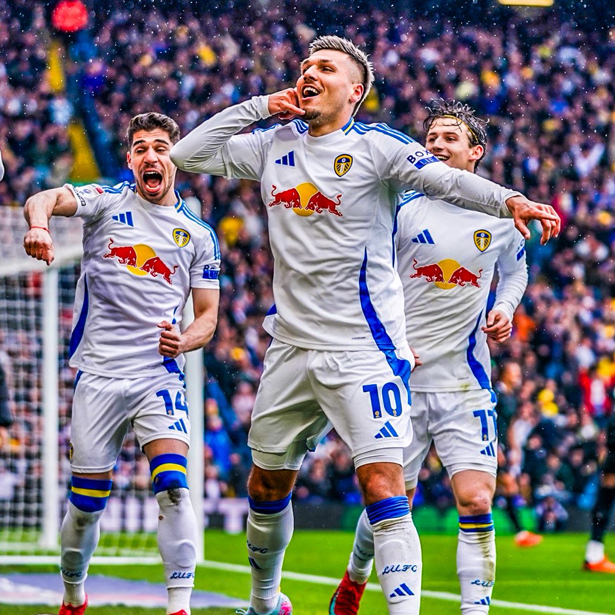 eurofootcom's tweet image. 🚨🏴󠁧󠁢󠁥󠁮󠁧󠁿 𝐎𝐅𝐅𝐈𝐂𝐈𝐀𝐋 | Leeds United have been PROMOTED to the Premier League! ✅

Congratulations to Daniel Farke and his team.