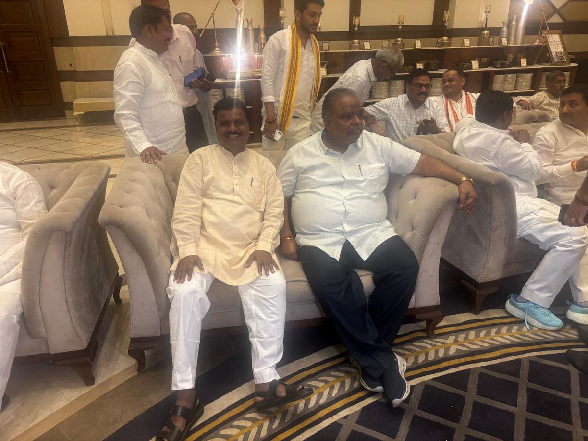 hcrawattbt's tweet photo. भारतीय जनता पार्टी उत्तर प्रदेश के वरिष्ठ नेता सदस्य विधान परिषद/ प्रदेश उपाध्यक्ष/ निवर्तमान क्षेत्रीय अध्यक्ष माननीय मानवेंद्र सिंह जी चौहान की पुत्री के विवाह समारोह में उपस्थित होकर बर बधू को उज्जवल भविष्य की मंगल शुभकामनाएं दी https://t.co/nAZCoBglRo