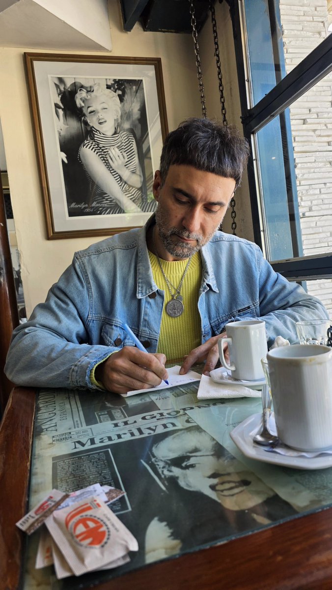 Dicen que los grandes proyectos o las grandes ideas caben en una servilleta de un bar, ojalá sea así.