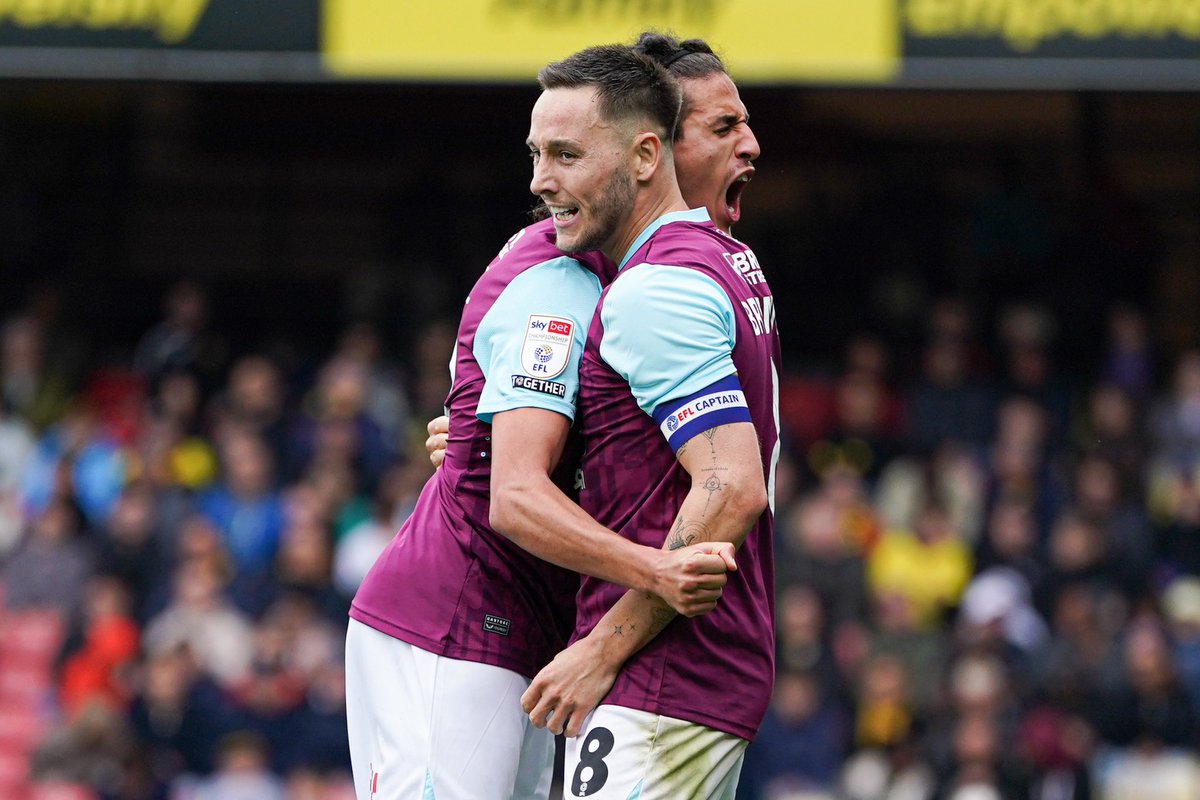 ActuFoot_'s tweet photo. 🚨 OFFICIEL ! Leeds United et Burnley sont 𝗣𝗥𝗢𝗠𝗨𝗦 en Premier League ! 🏴󠁧󠁢󠁥󠁮󠁧󠁿🔺 https://t.co/4P5EfbSaYP